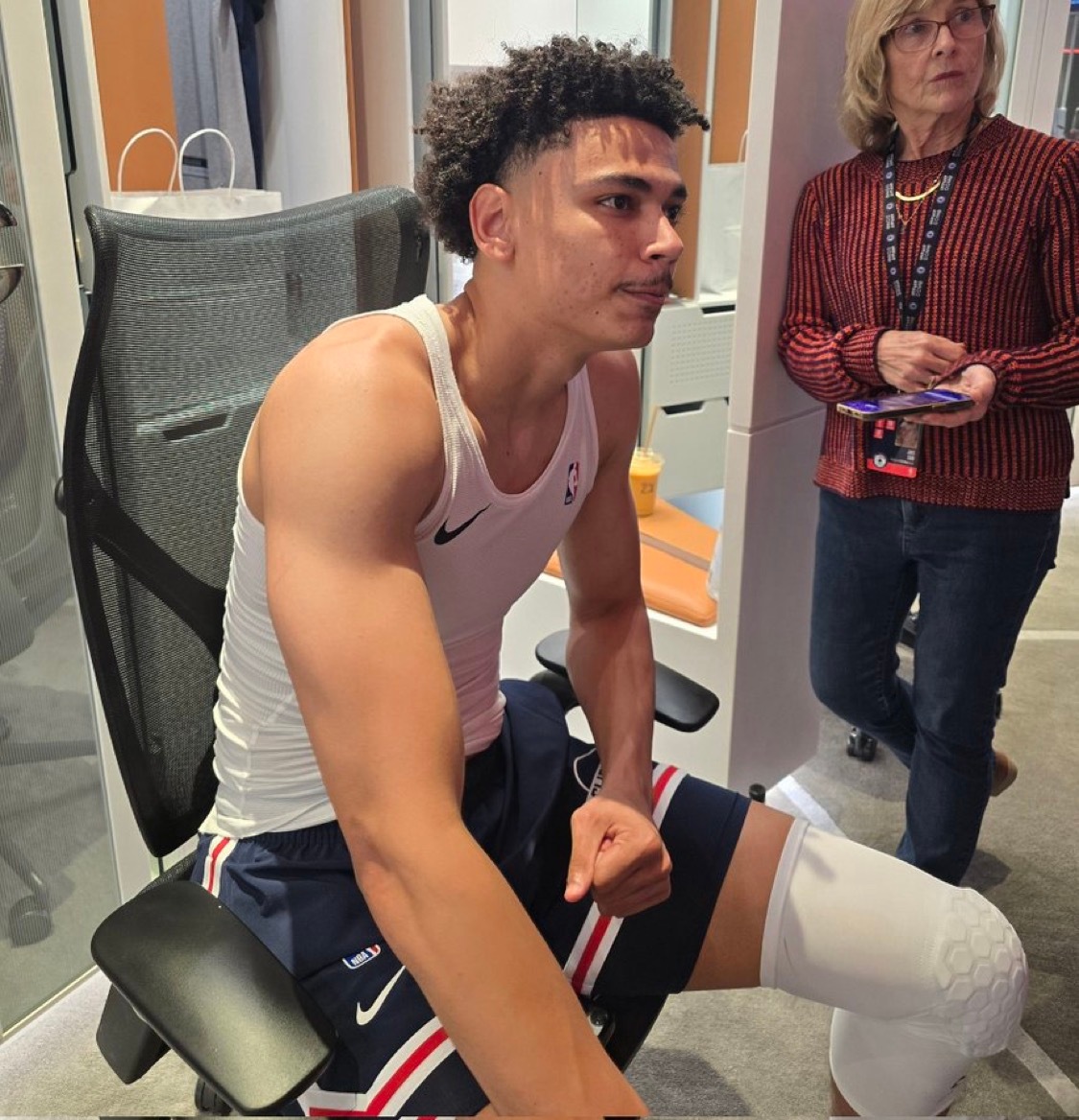 科比·桑德斯谈到今晚获得机会时说：“全力以赴就好。一切都从防守端开始。” 