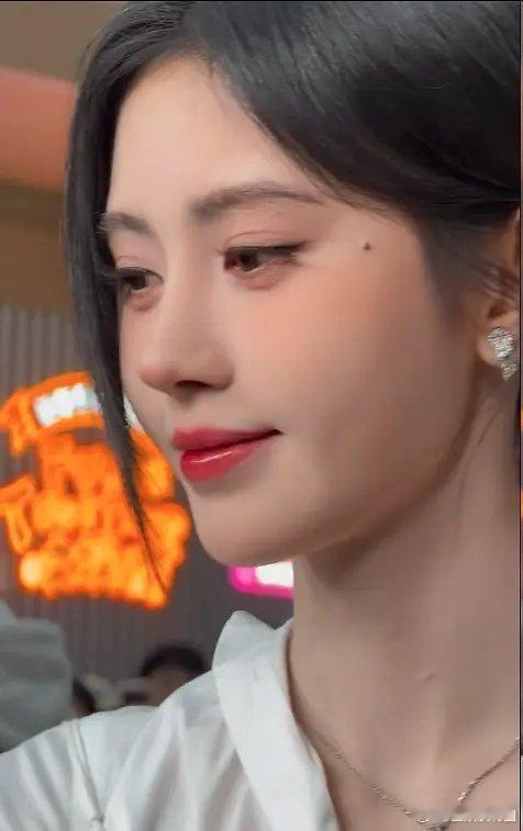 网友问，鞠婧祎这种女星会把全身涂上粉底液嘛？ 