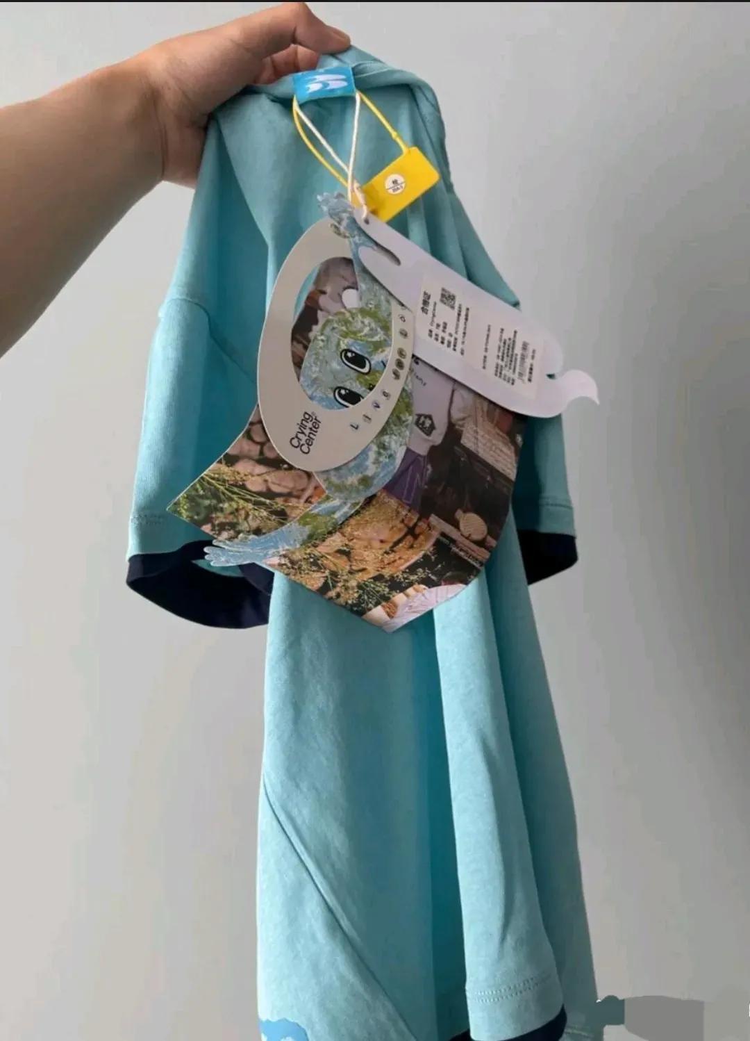 听说电商为了防止7天无理由退货，做了这种巨型吊牌，真的是绞尽脑汁啊，估计也是被逼