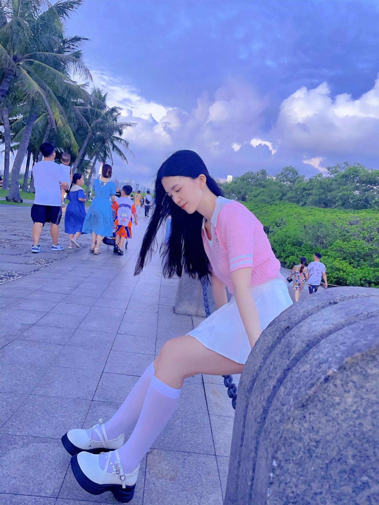 愿余生鲜衣怒马，有人陪你看遍烈焰繁花！愿每个女孩都能活成自己喜欢的样子，精致洒脱