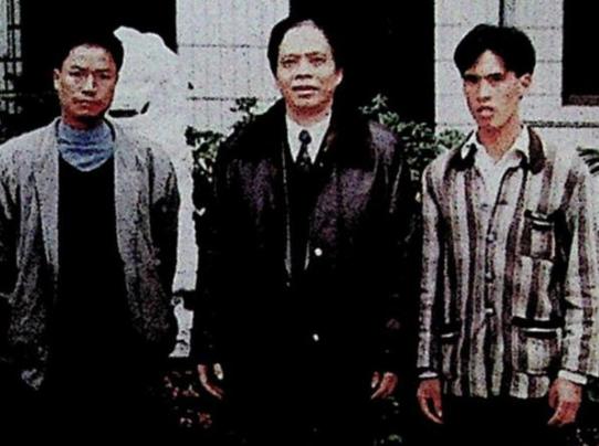 1996年，2名广西农民上山采药时迷路，兜兜转转找路过程中，突然发现迷雾深处传来