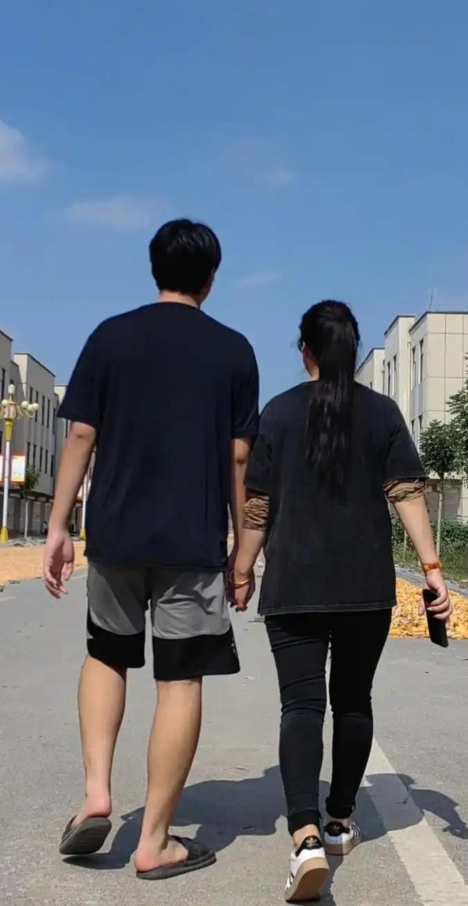 一个27岁的男人，还结了婚的男人，被一个50岁的女人喊宝贝。
我是悲催的新娘子，