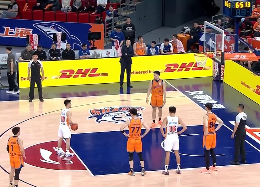 7人得分上双豪取18连胜，福建尽力了！
上海久事VS福建男篮；一个稳坐榜首独孤求