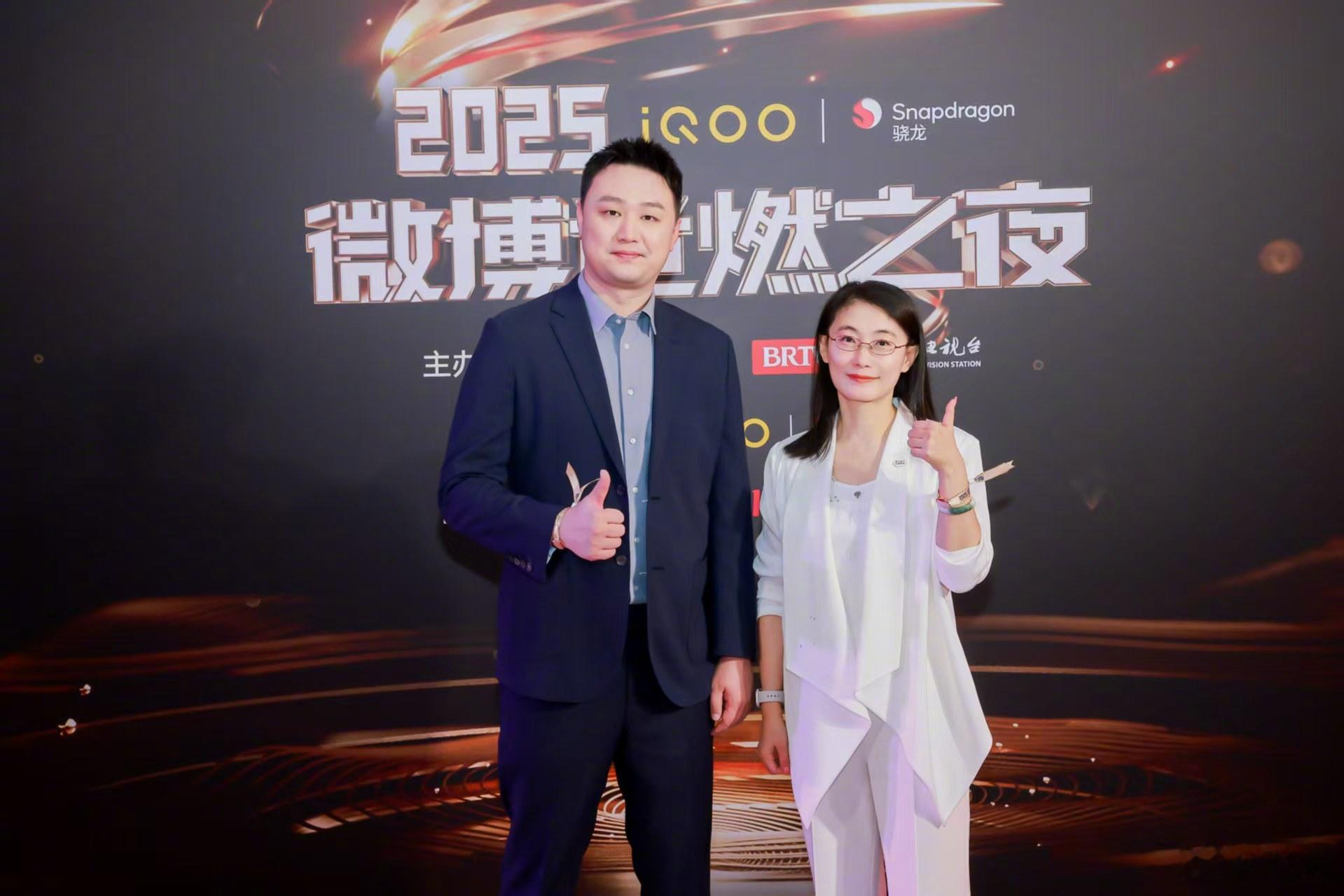 又见老朋友们，笑容还是那么亲切。聊聊过往，说说近况，简单的相聚。