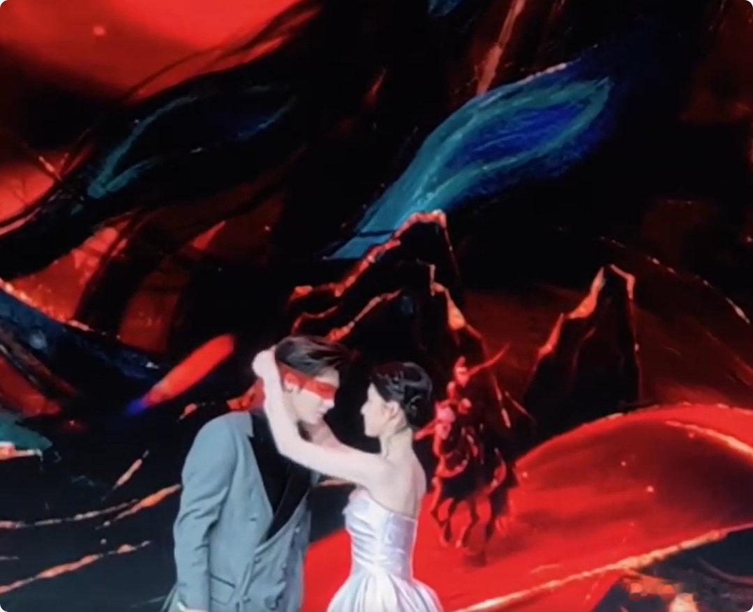 影版开端正午用了新人导演丝带蒙眼宿命拉满，侯明昊艾米完美复刻雀骨名场面。一句 “