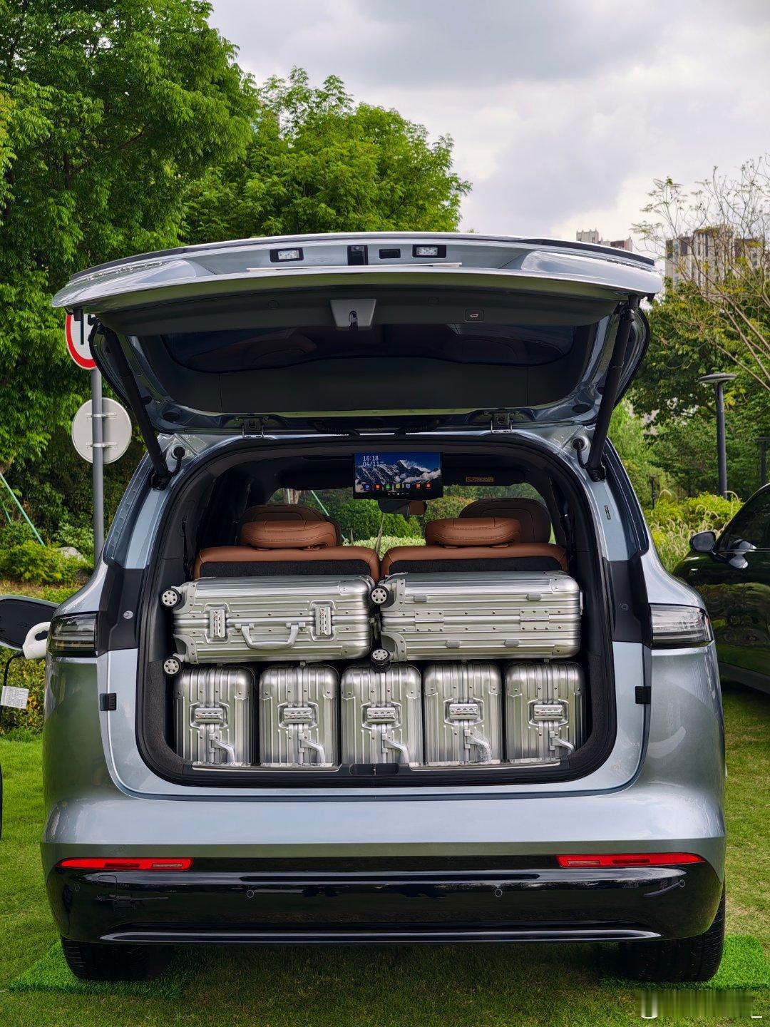 今儿来成都看了看华境S不得不说这个空间、静谧性，整挺好先来看静谧性，跟一台四十万