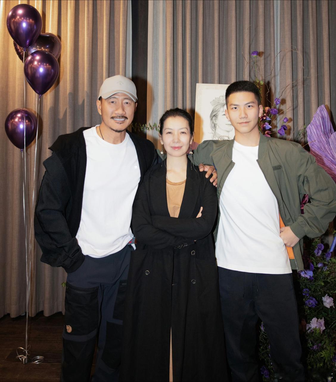 #胡军为老婆庆生##胡军带康康为老婆庆生#康康别太帅了！ ​​​