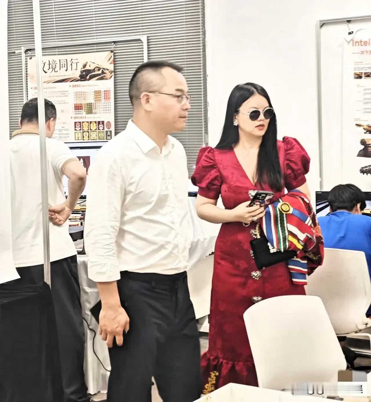 李湘真的瘦了好多
这次穿着深v泡泡连衣裙整个人都小了几个号，她比较喜欢大红色，这
