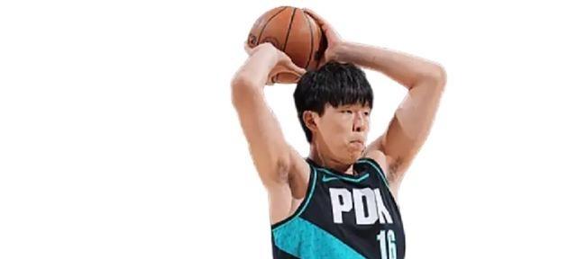 杨瀚森新秀赛季拿了95分，这数据跟同届老外比简直是“惨案”，直接垫底。但跟咱们自