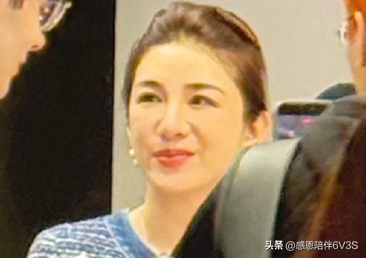 总感觉黄奕最近看着有点疲惫，脸微微发肿，眼睛也像没睡醒一样，自带一种刚熬完夜的慵