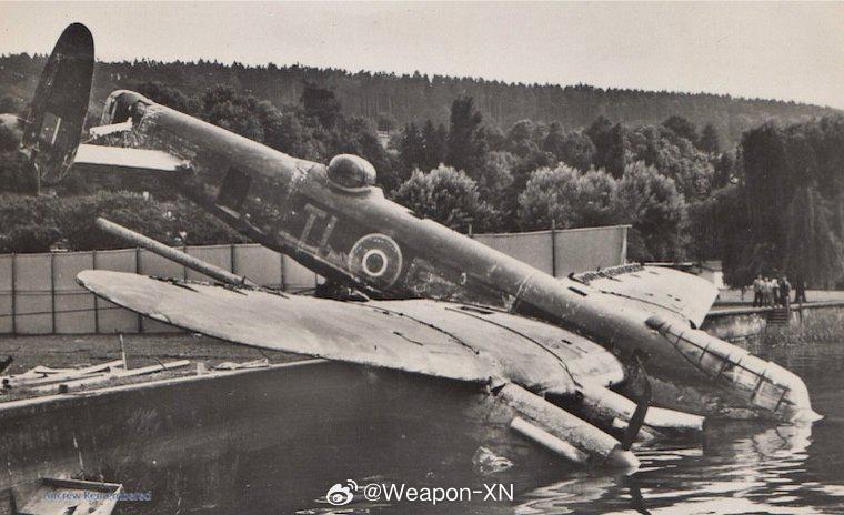 #照片中的历史[超话]# 1944 年，英国皇家空军的兰开斯特轰炸机在瑞士康斯坦