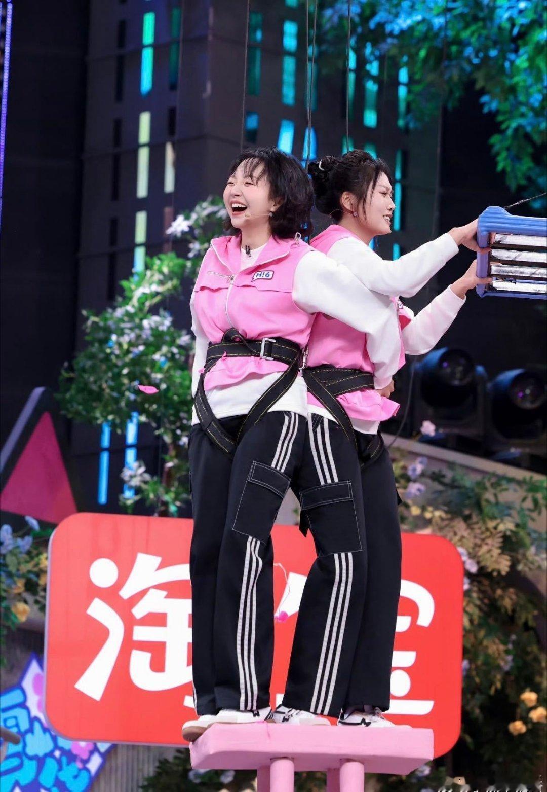 李嘉琦李雪琴你俩咋这么瘦了你好星期六 老友重逢双向奔赴！李嘉琦李雪琴穿粉衣玩游戏