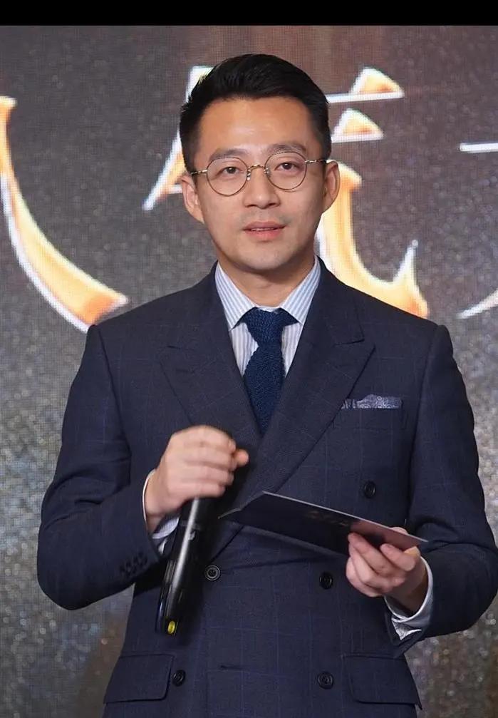 新北市金宝山，大S的雕像揭幕，S妈一声“女儿”没喊出口，人就先软了下去。
这座雕