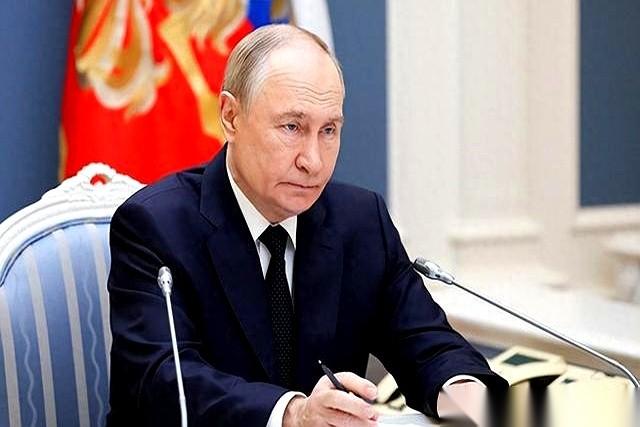 牌桌上突然多了个新玩家，叫俄罗斯。
上来就放狠话，说要搞自己的稀土，目的是“减少