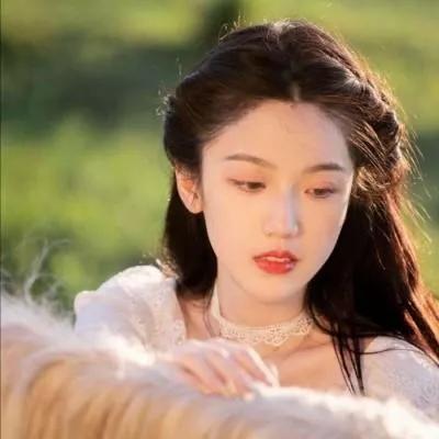 梦幻仙境中的优雅女神，轻轻抚摸羽毛，仿佛在诉说一段古老传说。