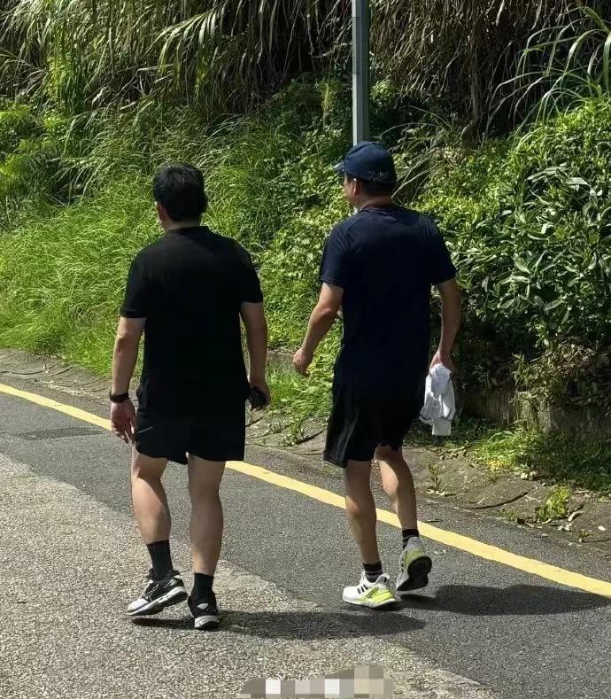余承东到底有多爱爬山？[惊喜]一网友撞见余承东在周末爬山锻炼，戴着墨镜从对面向自