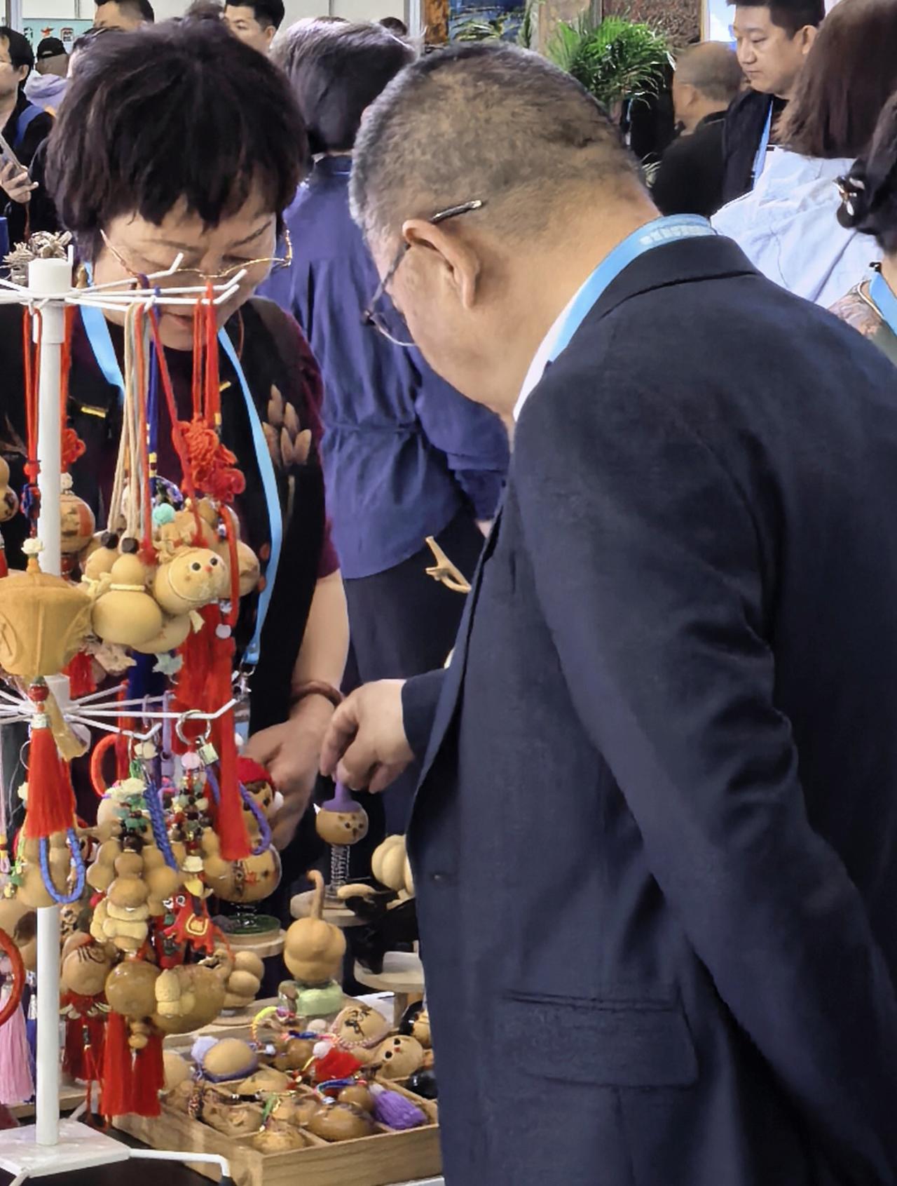 非遗的小手作，吸引了大人的童心。