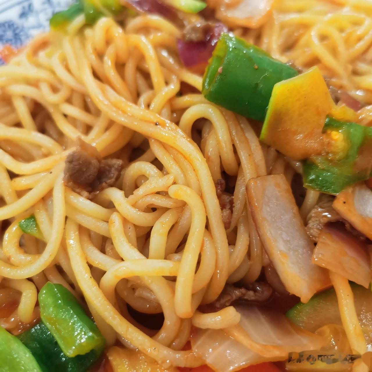 #记录我的2023# 
#十月美食录# 
吃牛肉炒面时，牛肉片香软有味，面条非常