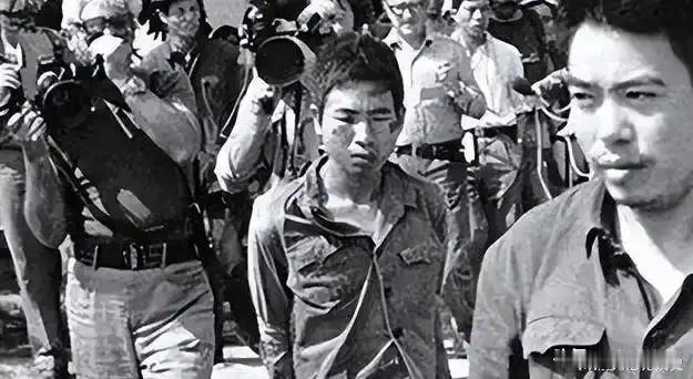 1984年，老山前线，不愿丢弃战友遗体的汪斌，被越南icon记者团团围住。他也是