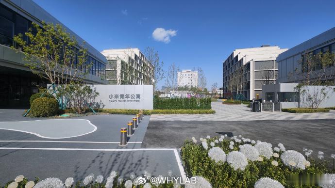 不知道小米老员工会不会羡慕新员工，1999 元就能入住全新的小米青年公寓，看了眼