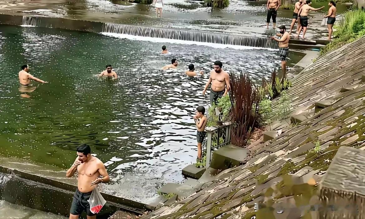 印度游客在浙江绍兴的日铸山庄旁边的河里聚集玩水、吃西瓜，引发当地群众不满！当地人