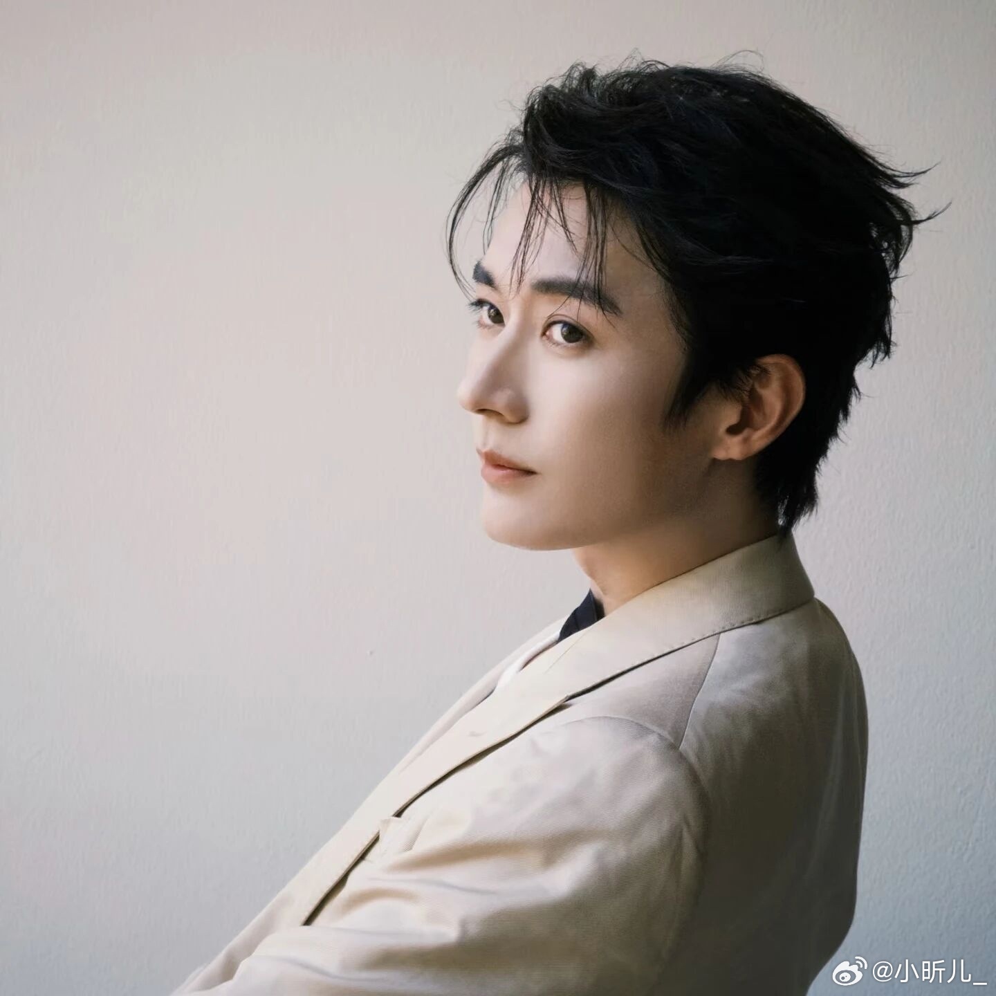很多人喜欢刘学义，是因为他古装惊艳、角色出圈。但抛开颜值和角色，他一直用低调踏实