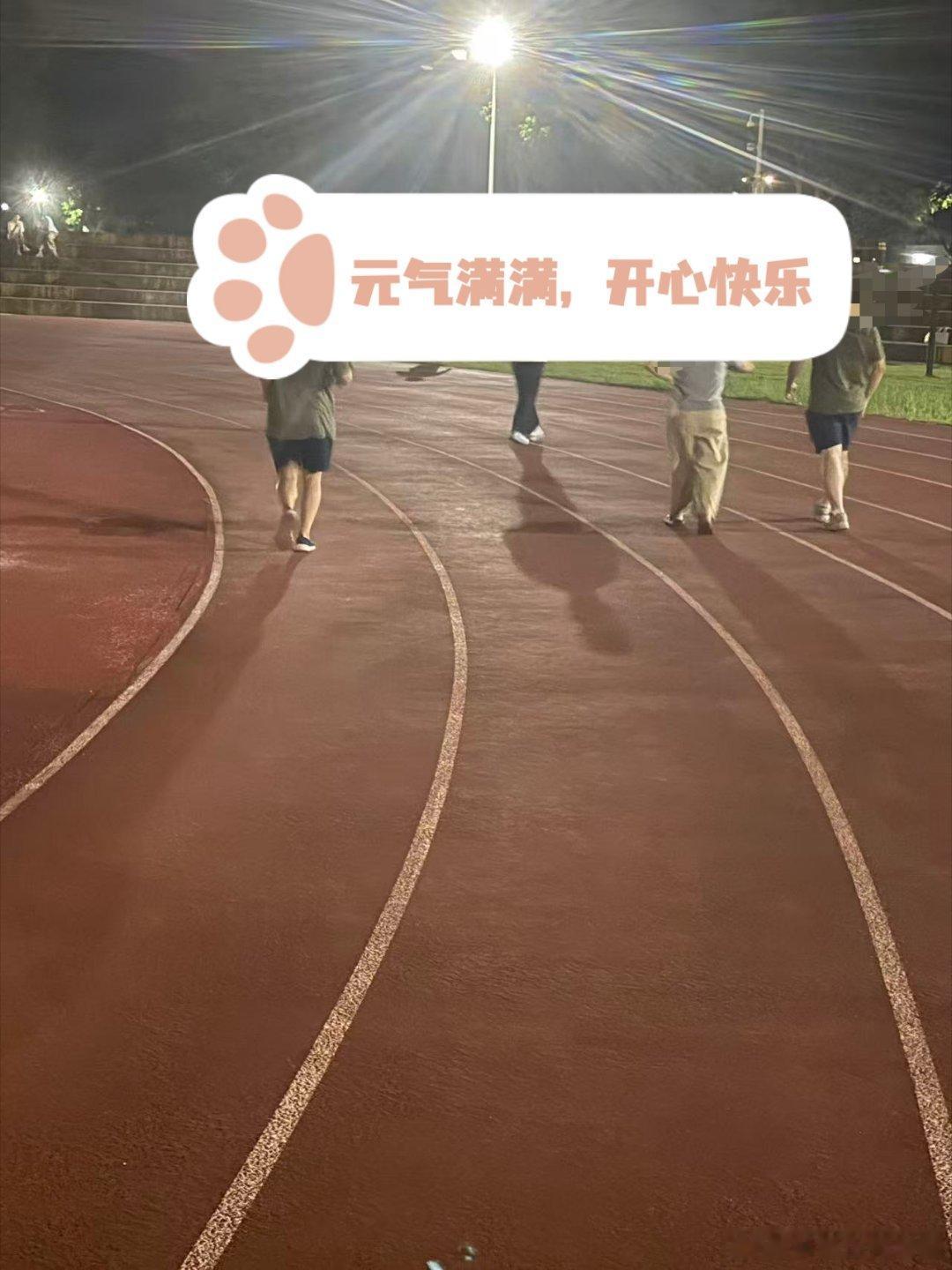 昨天上了4节英语课，和一个学子面对面交流了1个多小时，喝了1杯咖啡，跑步30分钟