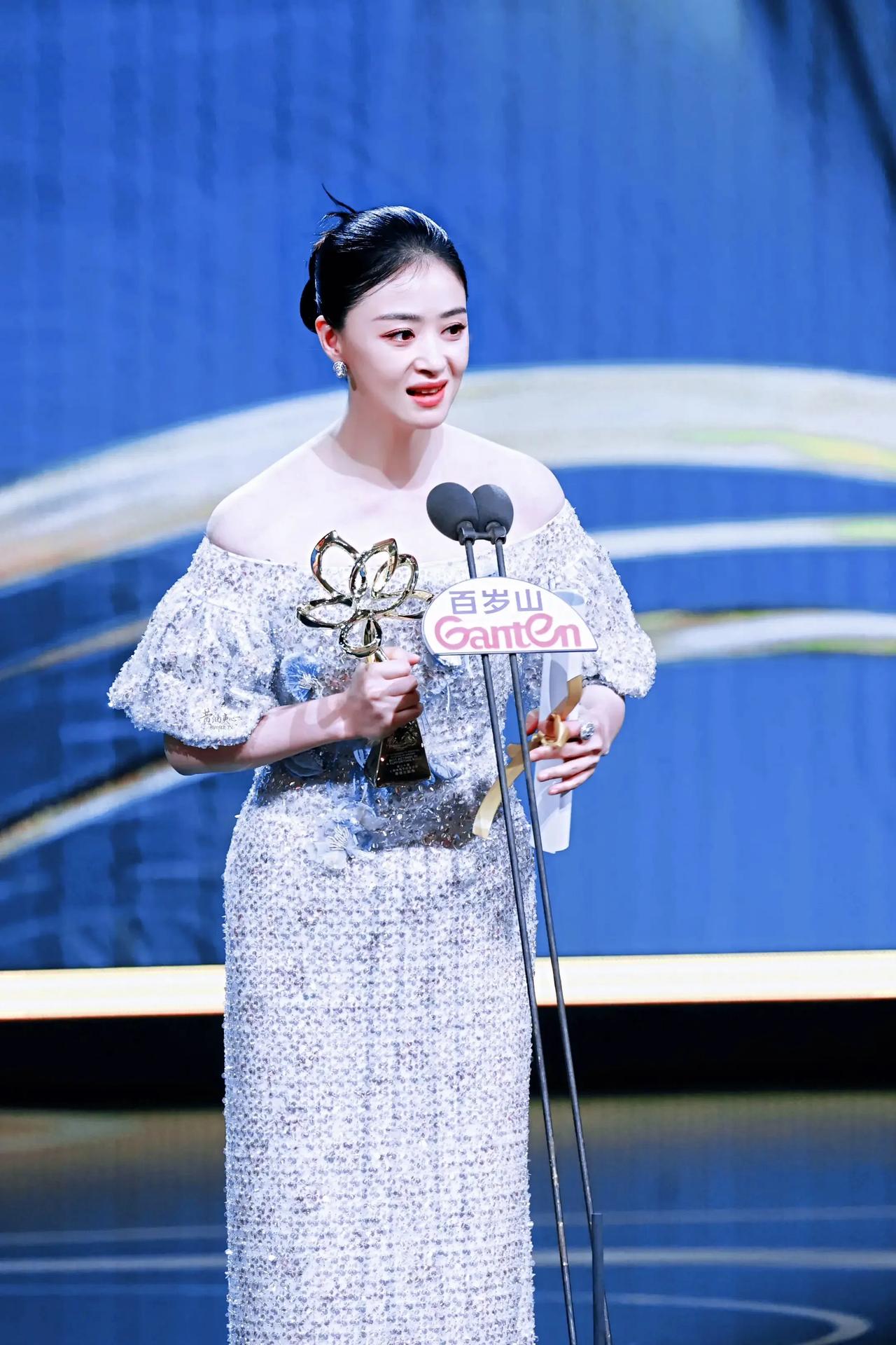爆了！蒋欣银裙闪耀白玉兰，42岁终圆梦！

昨晚（6月27日），第30届白玉兰奖