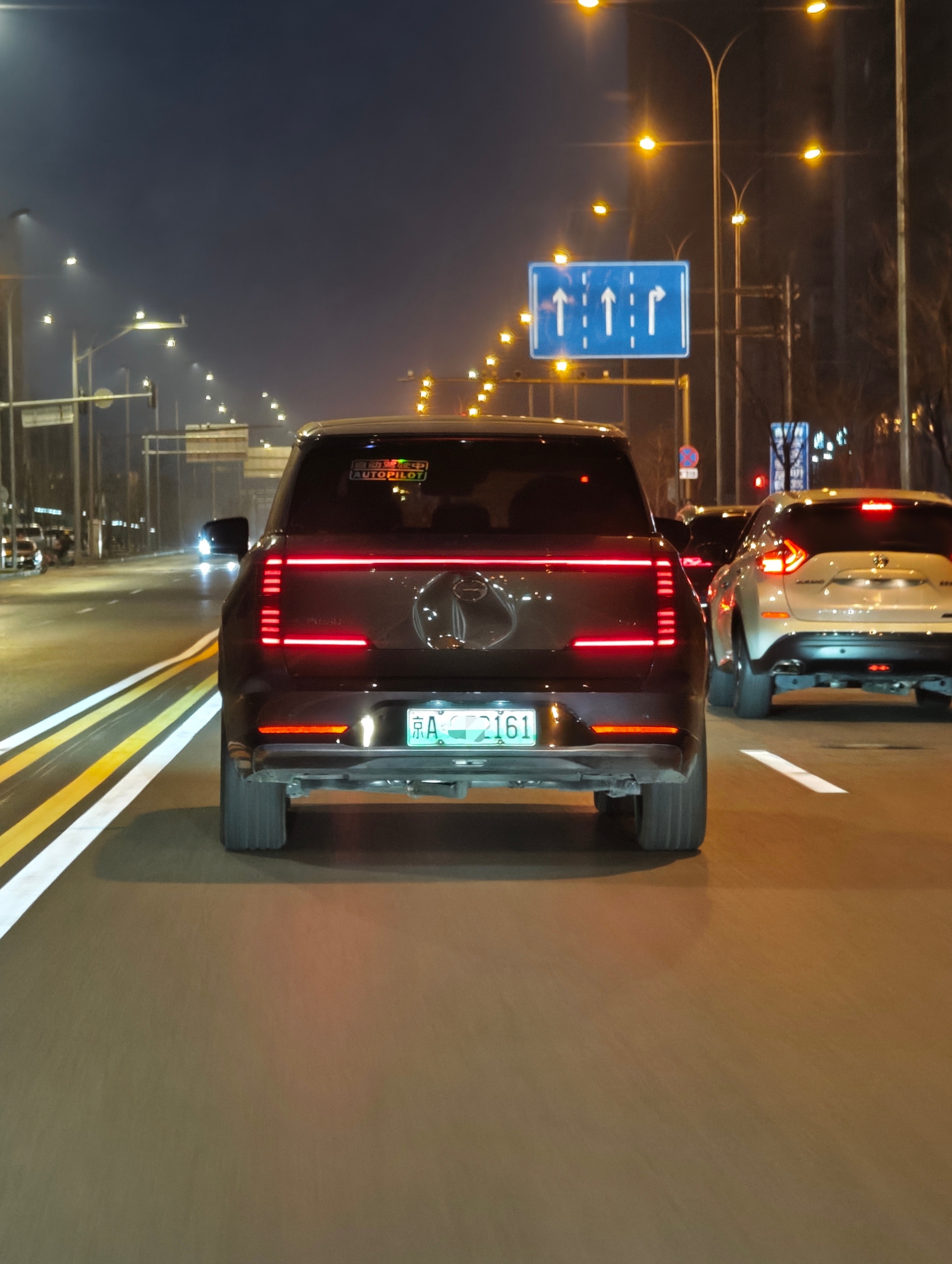 你别说，这个车身轮廓和灯组，夜里远远望过去确实很像揽胜，还tm挺高级的