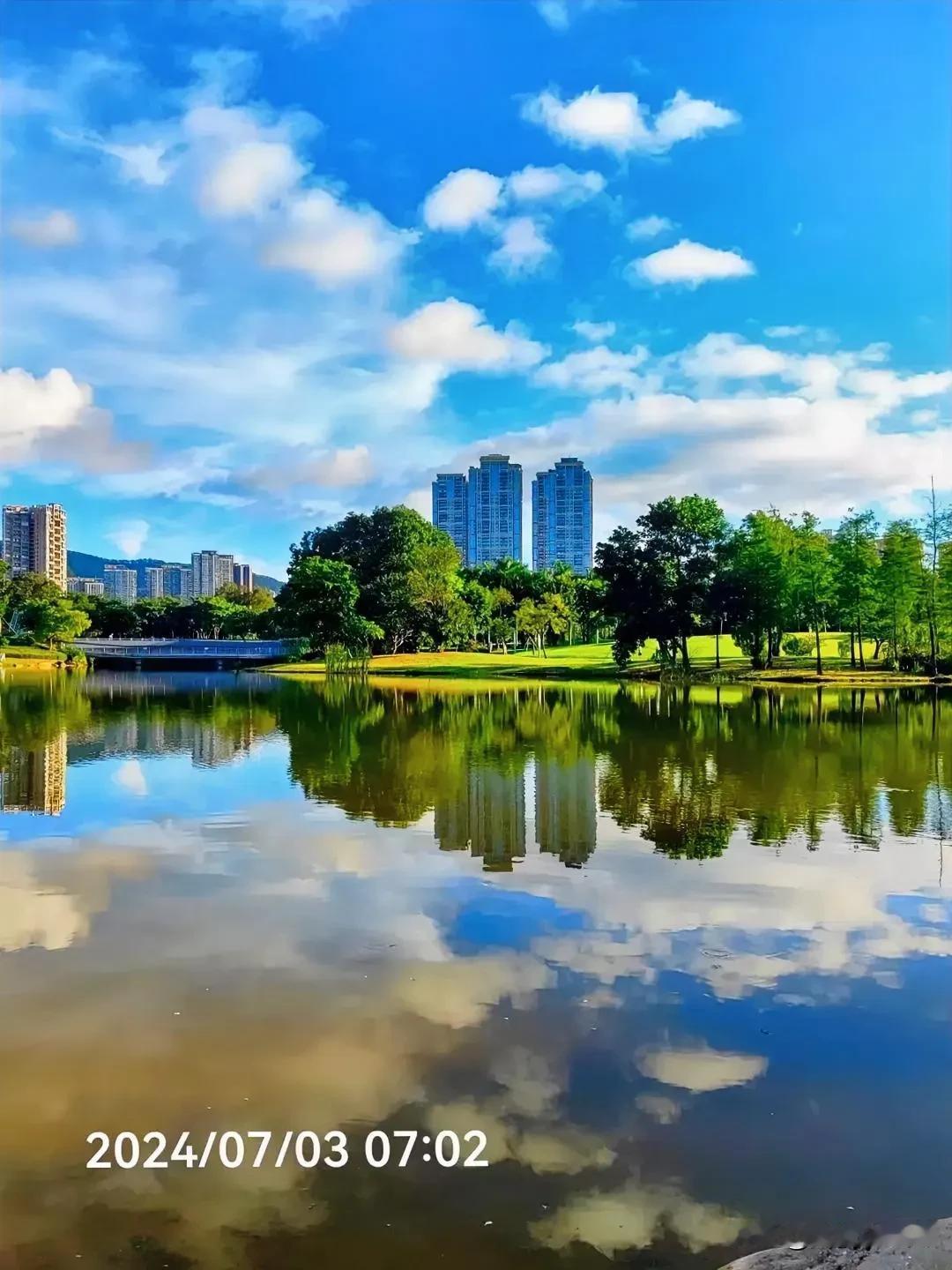 #你手机里最美的一张风景照是什么?#

清晨～～晴空万里，湖水平静