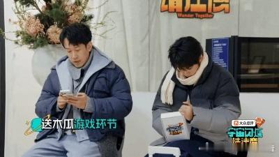 刘耀文用盒子挡手机刘耀文演我上学玩手机 刘耀文又在演我上学日常了！盒子挡手机，偷