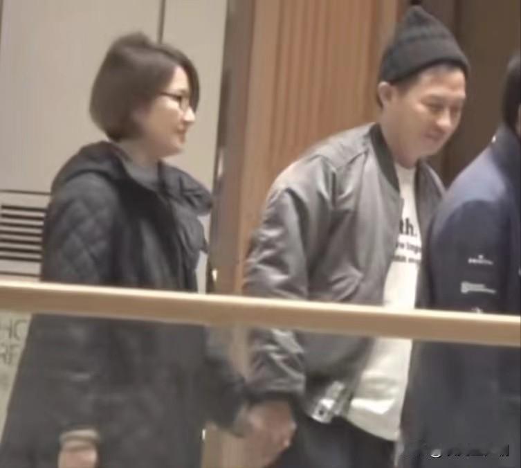 当年，张家辉在女友关咏荷的别墅洗了个澡后，出来就提分手:“我住的房子都没有你家的