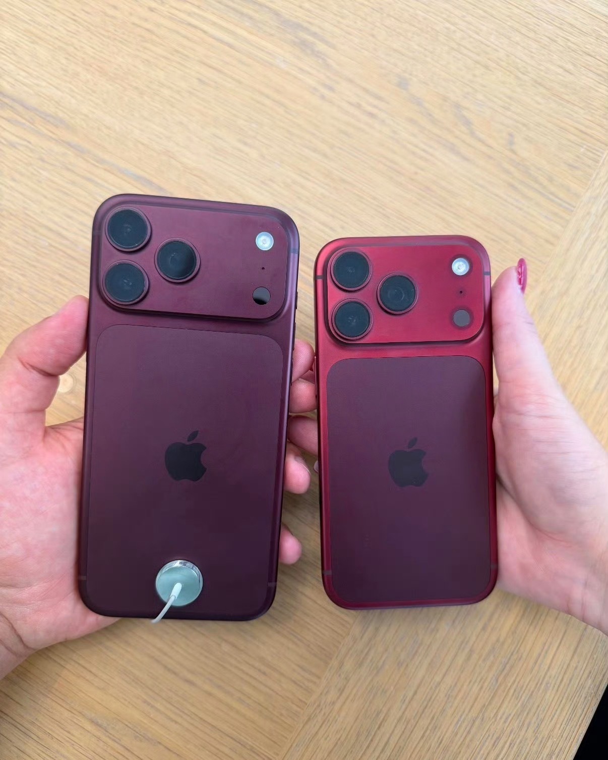 曝iPhone18Pro褪色 我也不是洗地哈我就想知道多汗的手能把手机腐蚀成这样
