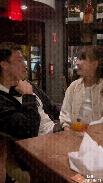 倒在安志杰怀里的女孩子是谁呀？好漂亮啊。
看上去好幸福啊。
两人对视一笑，安志杰