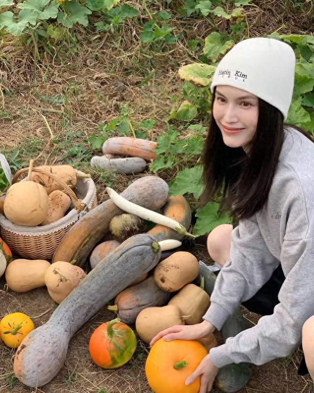 何穗农场摘菜美成大片！超模的松弛感果然刻在骨子里 这气质绝了！