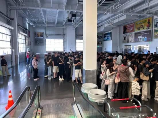 7千拿下iPhone17 Pro，杭州门店数百人排队直接抢断货近期，苹果iPho