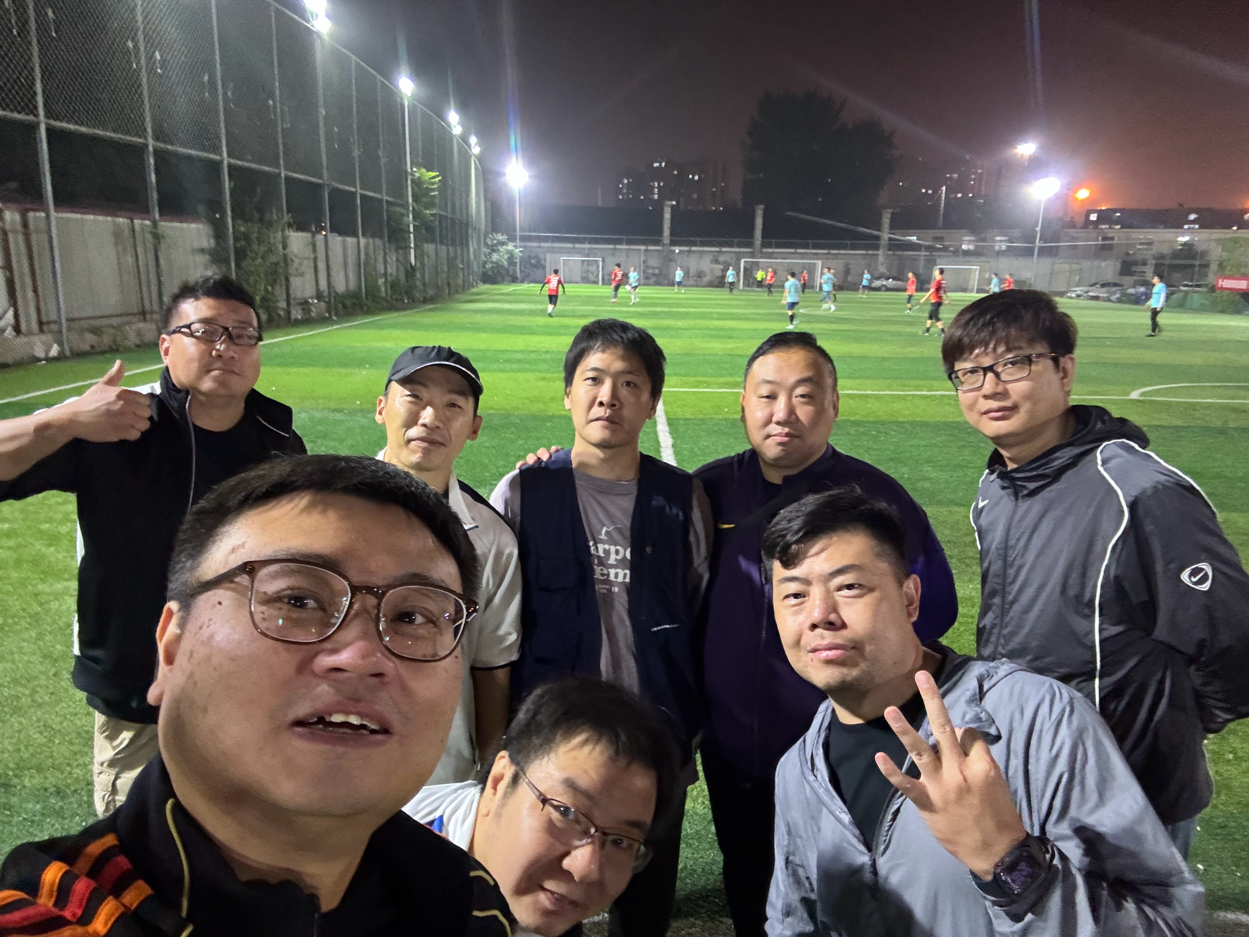 今天组队来观摩一下中国第八级联赛，强度真大啊！踢球就高兴  ​​​