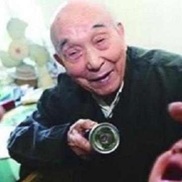 1937年，一名日本兵亲眼看着战友将三岁幼童摔死，他情绪失控般地冲上去阻止，却被