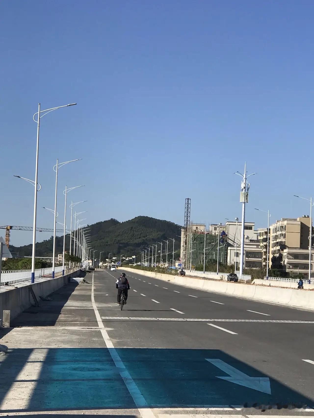 “老黑？山那边。”，老板娘妩媚的一笑，伸手一指。巽寮湾到黑排角，曲曲折折，52公