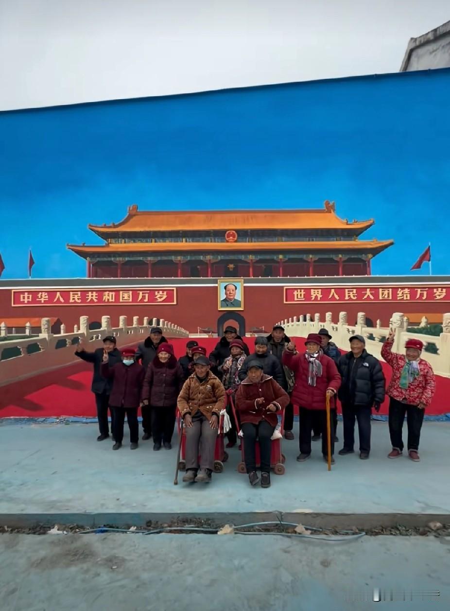 了不起！一个人带火了整个村，最近更是各大媒体争相采访，就连原有的碍事的电线杆，都