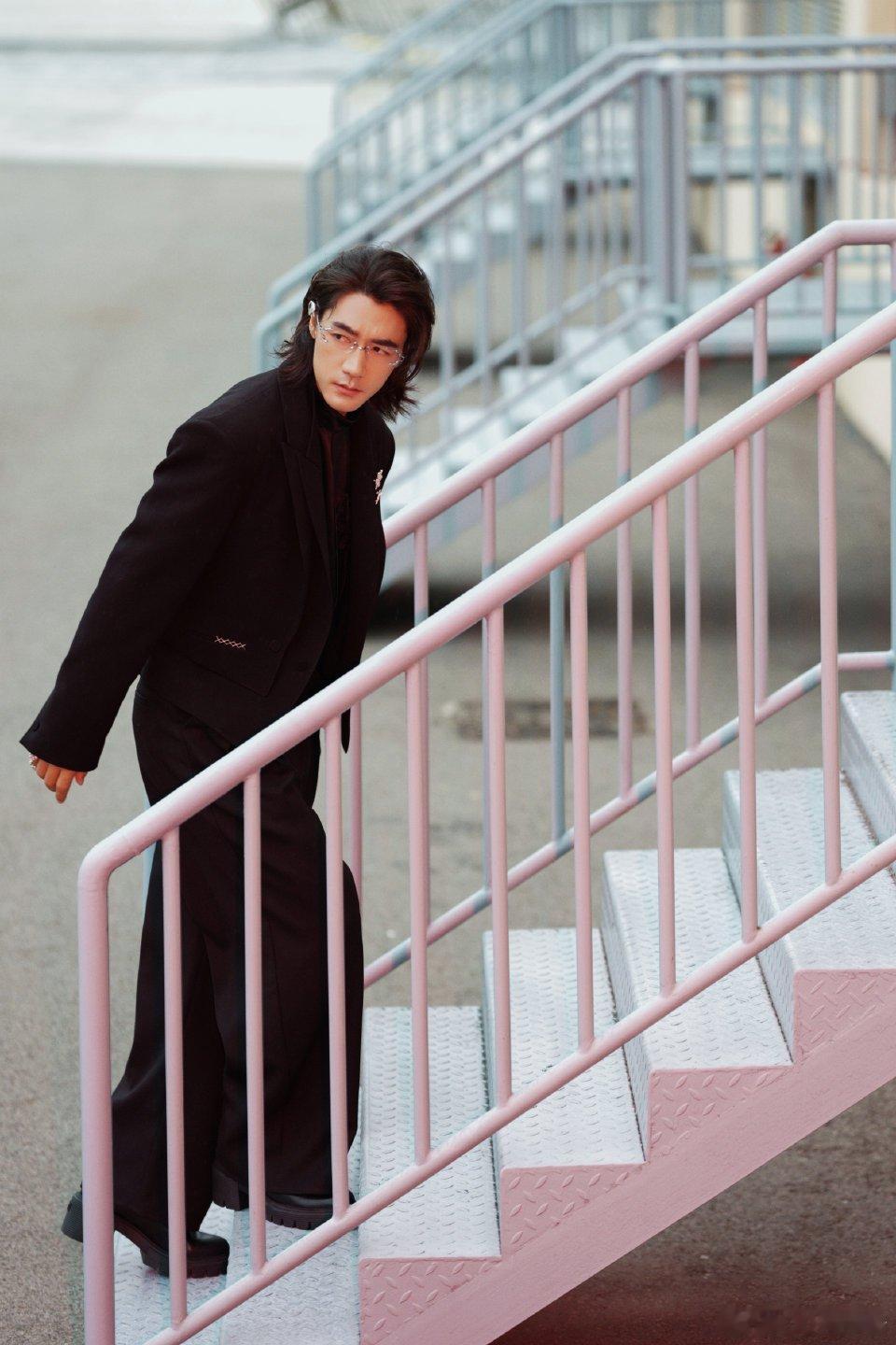 此沙的签名居然比贪吃蛇还长给造型师加鸡腿！！此沙戴眼镜好吗！超帅的！ 帅成啥了！