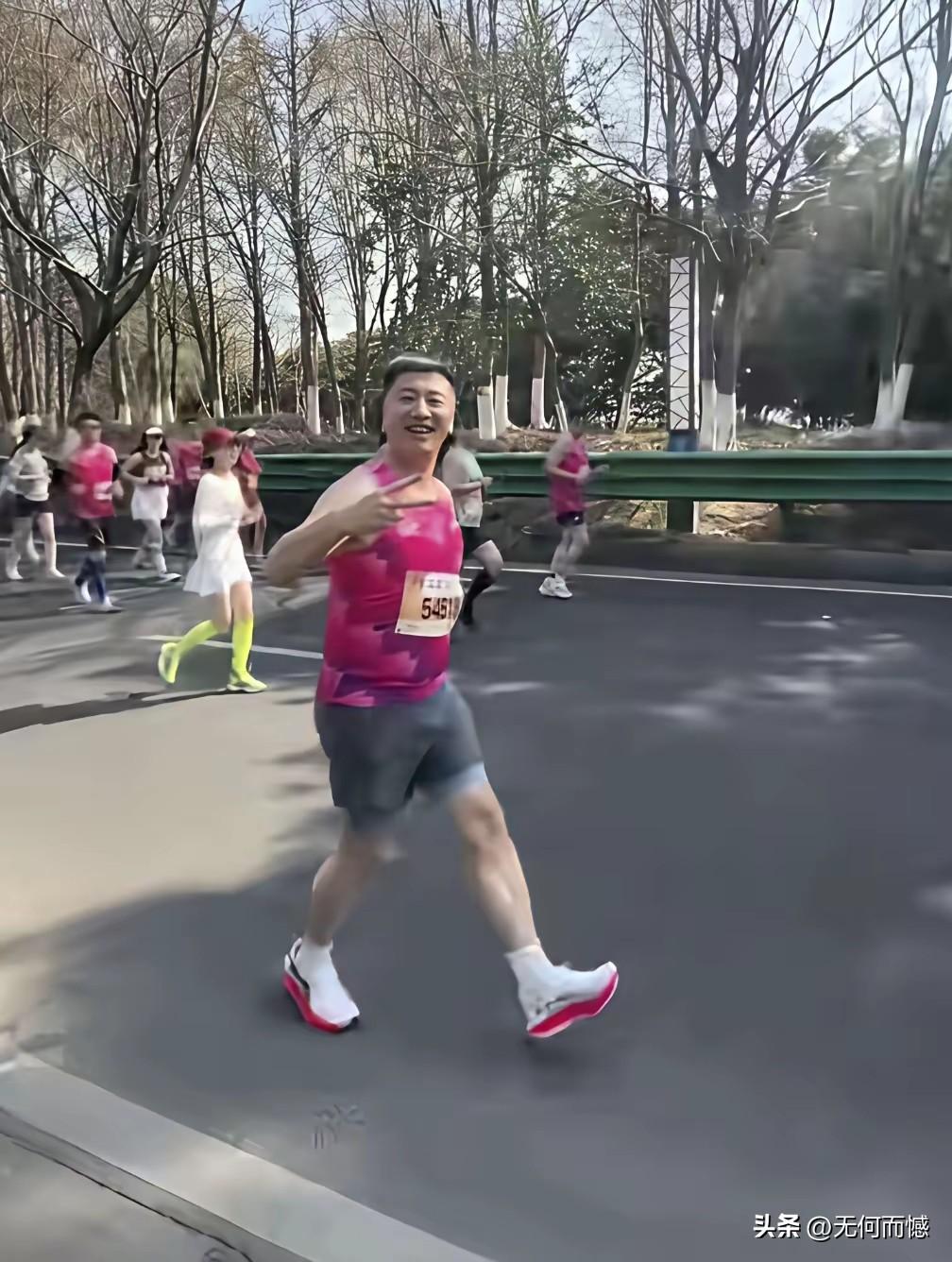 张雪峰是一个经常锻炼身体的人，按道理说，身体素质是相当好的，但是年纪轻轻的，他说