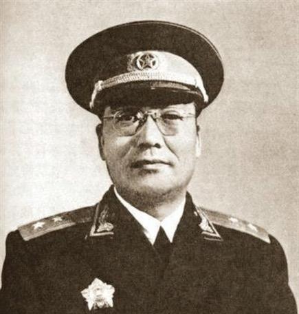 1930年， 蒋介石 坐专列去前线视察，却被 西北军 包围，危急时刻，一个团长率