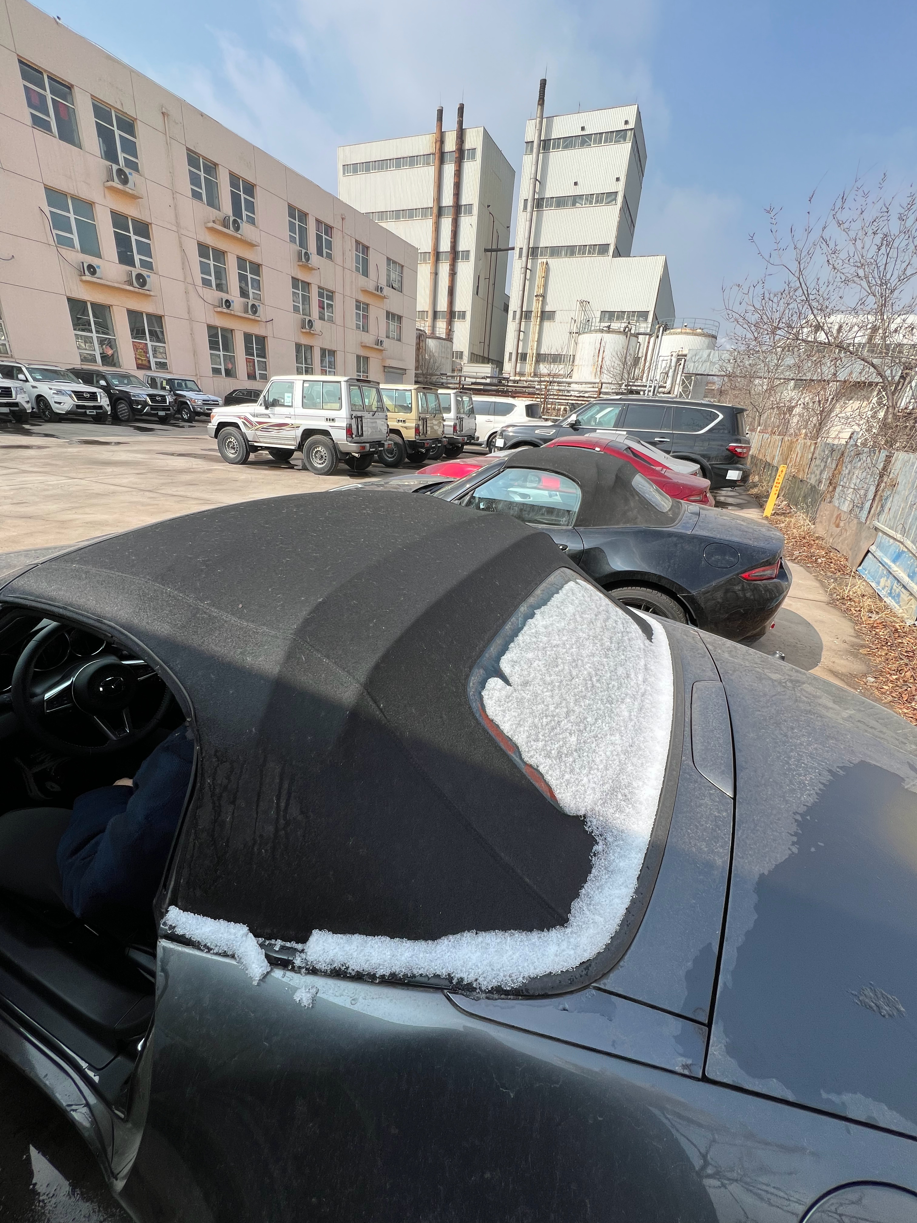 外地来了一位客人来看马自达MX-5因为当地找不到能试的车，在来我们这里现场试试这