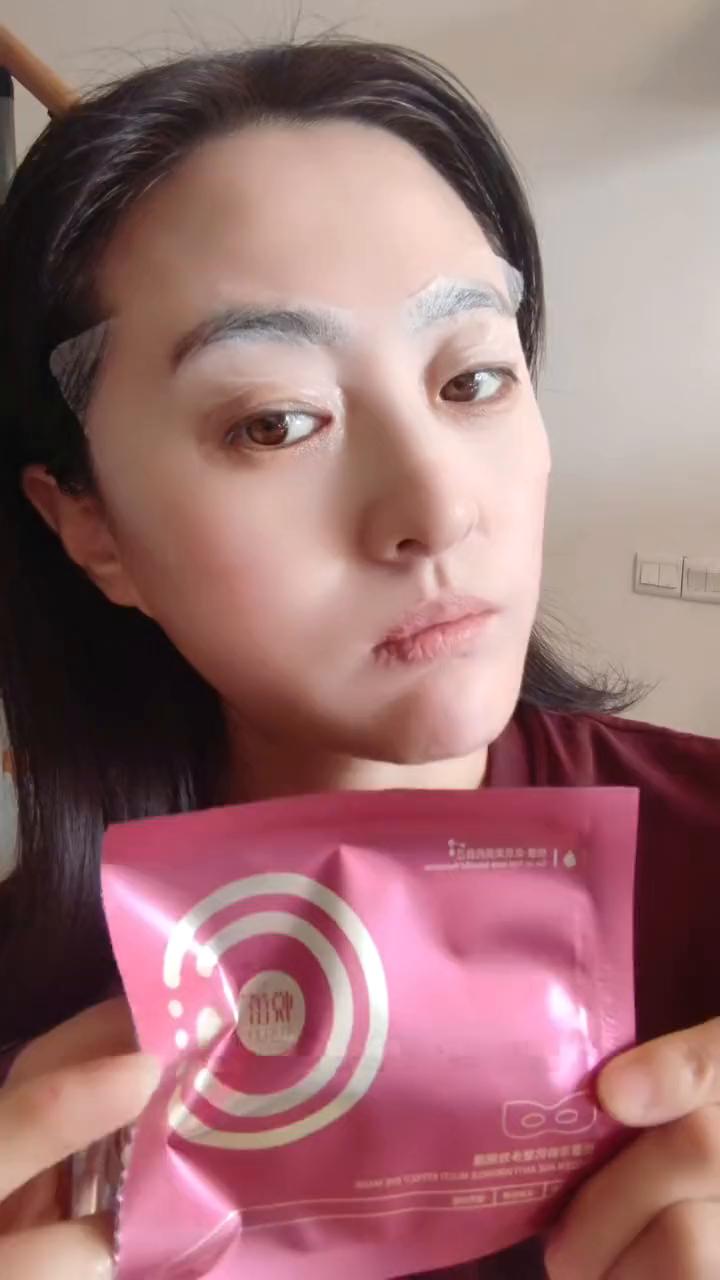 别再傻傻的买贵的眼霜了，这款悦蕾冻龄抗皱多效眼膜被大家称为悦蕾眼膜，一贴就能提拉