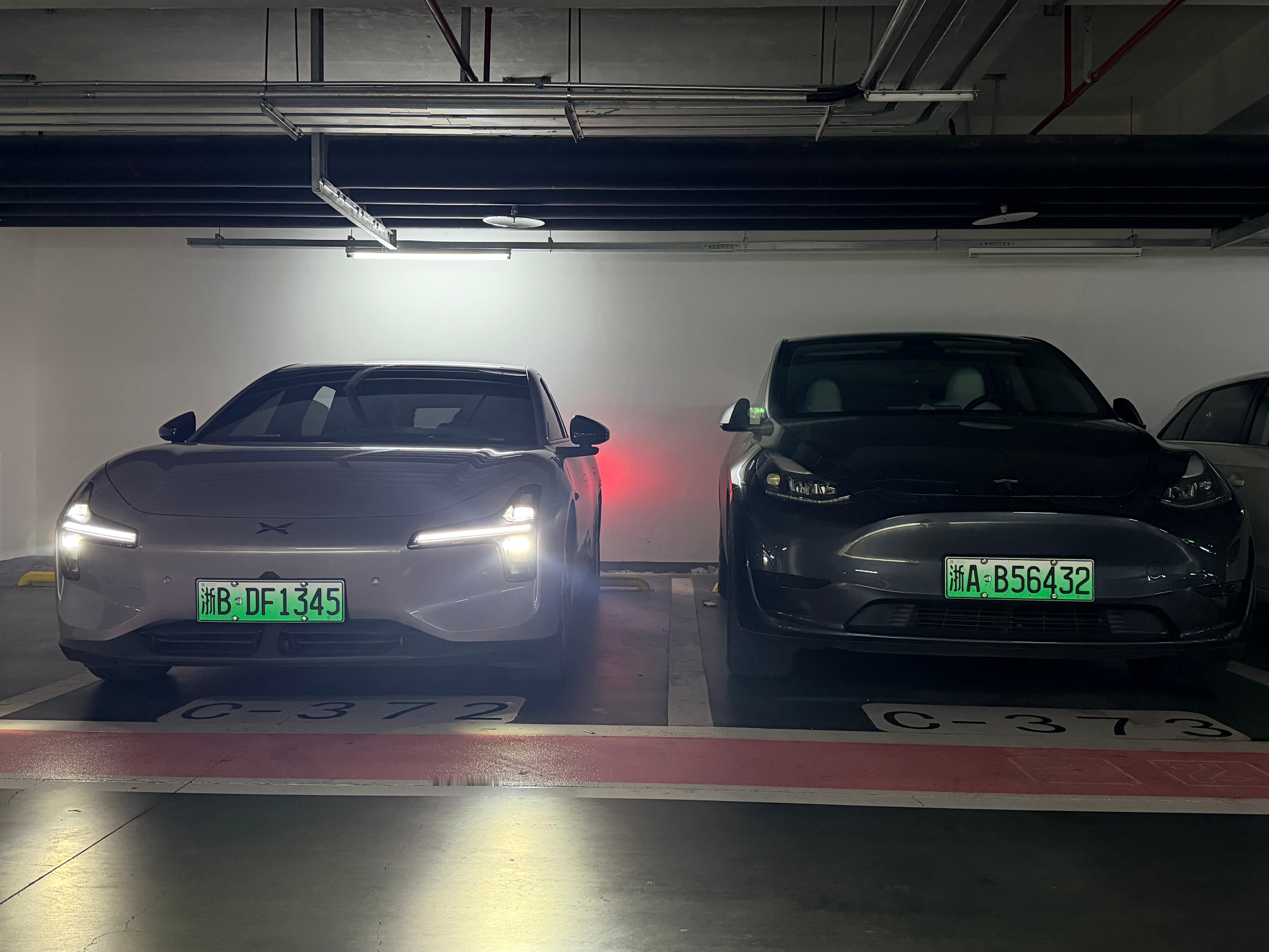 我的两台爱车🚗特斯拉小鹏mona