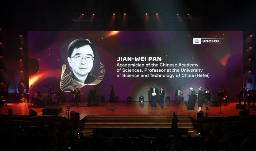 巴黎联合国教科文组织总部爆出个大新闻，中国科学家潘建伟拿下了门捷列夫奖！消息一出