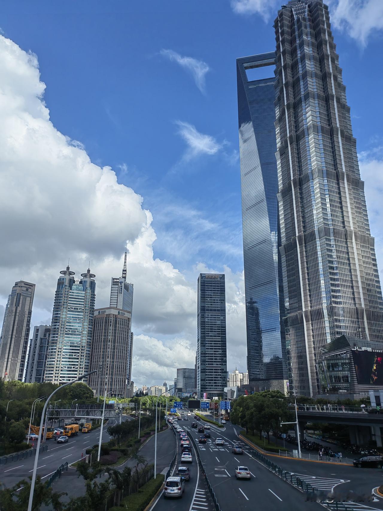 城市风光与大自然风光截然不同，主题不一样，外延和内涵判若鸿沟。我喜欢大自然惊天动