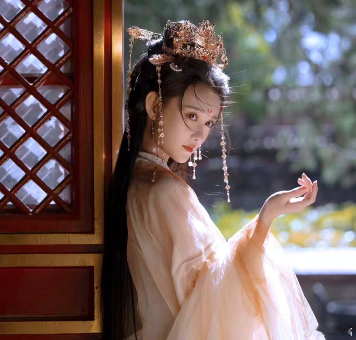 看完三折叠红枫原色影像下的蒋依依，只能说第一个发现蒋依依和恶女适配度高的就是天菜