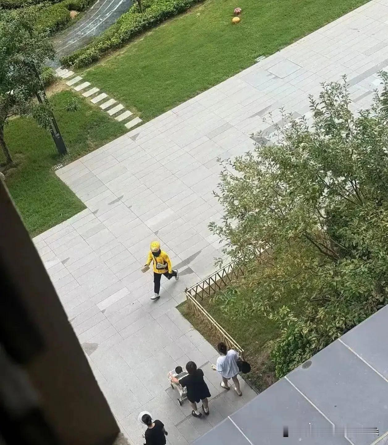 8公里17分钟！小哥拼命送救命药，顾客打赏50元被骂抠门，结局大快人心

这届网